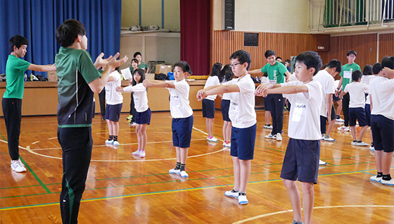 社会貢献活動として地元小学校で陸上教室を開催