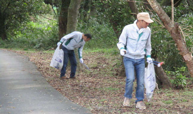 伊勢市で開催された清掃活動「川と海のクリーン大作戦」に参加