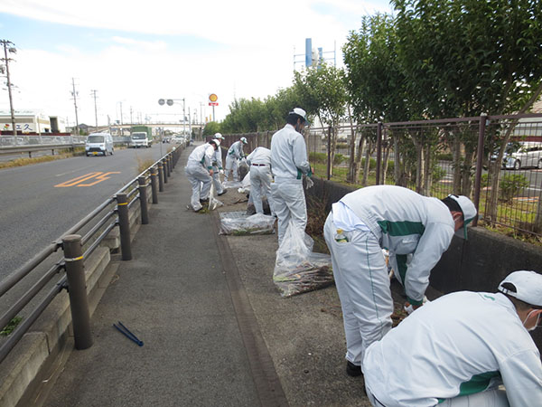 新入社員による豊橋製作所周辺の清掃活動を実施