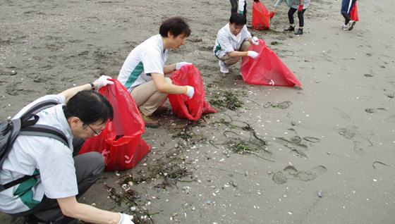 清掃活動（三重県伊勢市・二見浦海水浴場）に参加