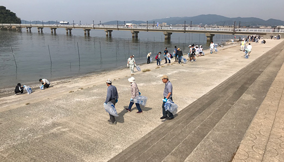 清掃活動（愛知県蒲郡市・竹島海岸）に参加